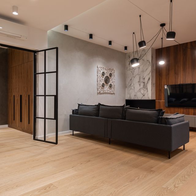 Fernsehzimmer mit dunkelbrauner Holzwand und hellbraunen Vinylboden in Holzdekor