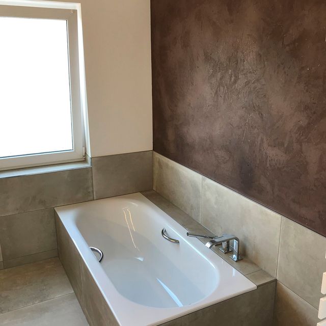 Kreativ gestaltete Wand mit moderner Wandbeschichtung