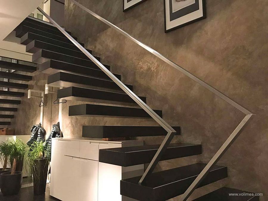 Treppenhaus mit extravagantem Wandputz