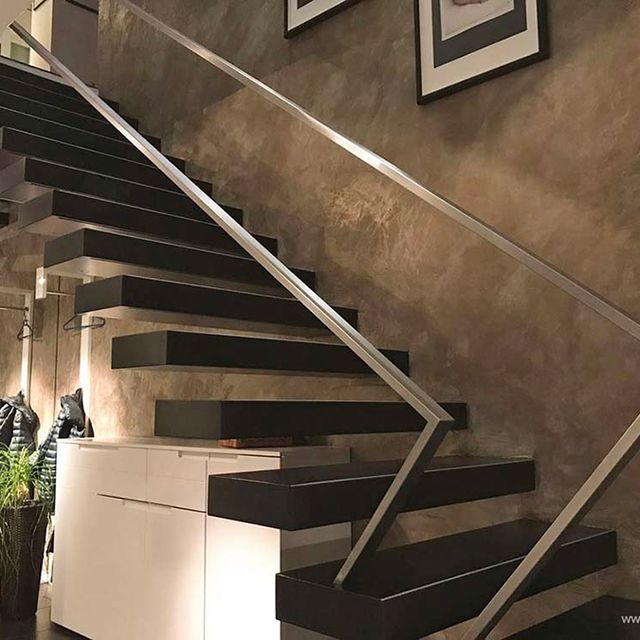 Treppenhaus mit extravagantem Wandputz