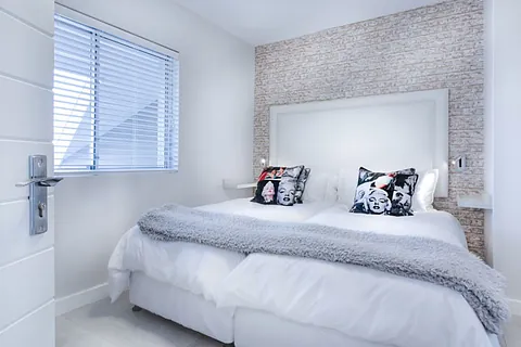 Eine Wand in einem Schlafzimmer mit Mustertapete