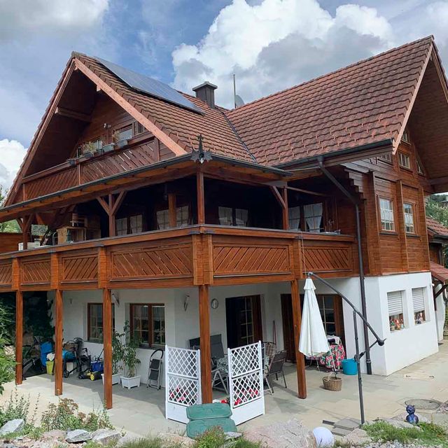 Fassadenanstrich bei einem Holzhaus