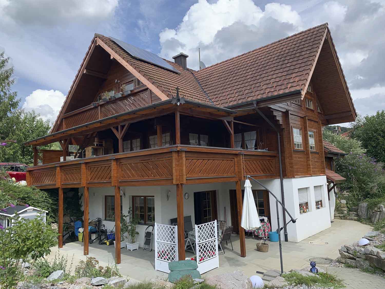 Fassadenanstrich bei einem Holzhaus