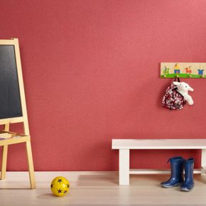 Rot angestrichene Rauputz Wand in einem Kinderzimmer
