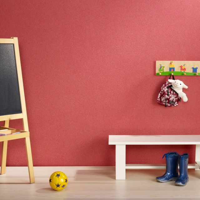 Rot angestrichene Rauputz Wand in einem Kinderzimmer