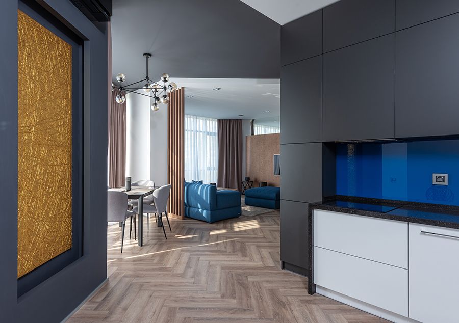 Grau gestrichene Wände in einem modernen Wohnraum