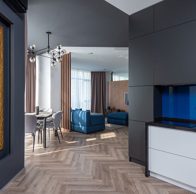 Grau gestrichene Wände in einem modernen Wohnraum