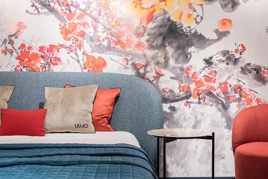 Kirschblüten Motiv auf einer Wand in einem Schlafzimmer