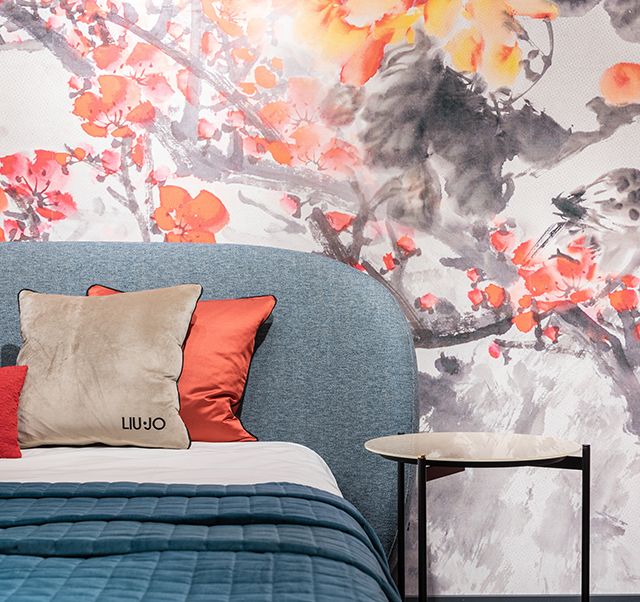 Kirschblüten Motiv auf einer Wand in einem Schlafzimmer