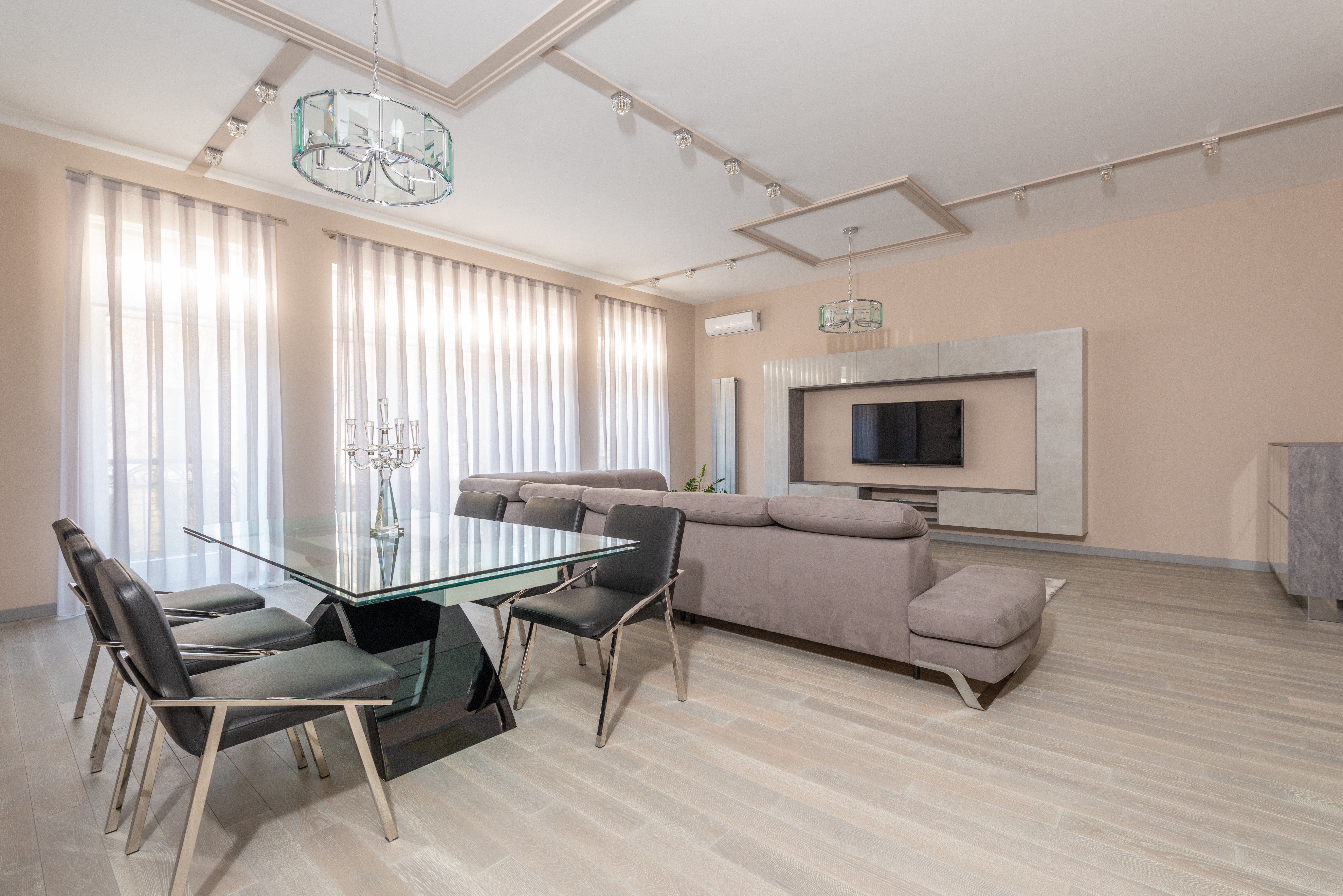 Modernes Wohnzimmer mit farbigen Wänden und beigefarbenen Designboden in Holzoptik