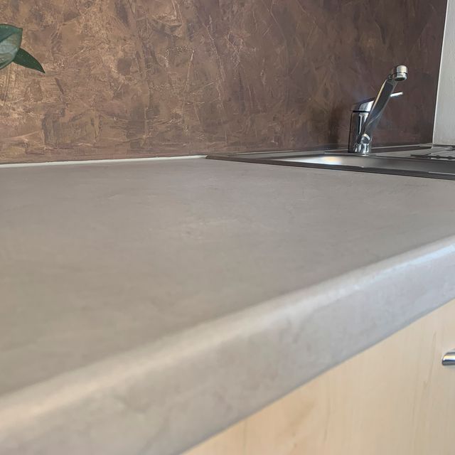 Kreativ gestaltete Wand mit moderner Wandbeschichtung