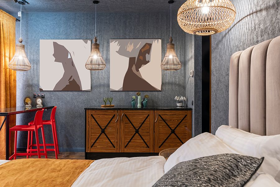 Schlafzimmer mit Bildern vor einer Vliestapete