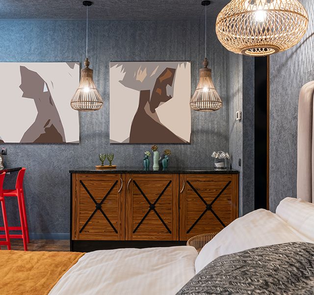 Schlafzimmer mit Bildern vor einer Vliestapete