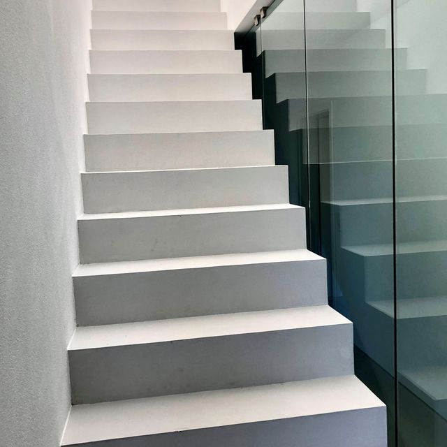 Frisch gestrichene Betontreppe 