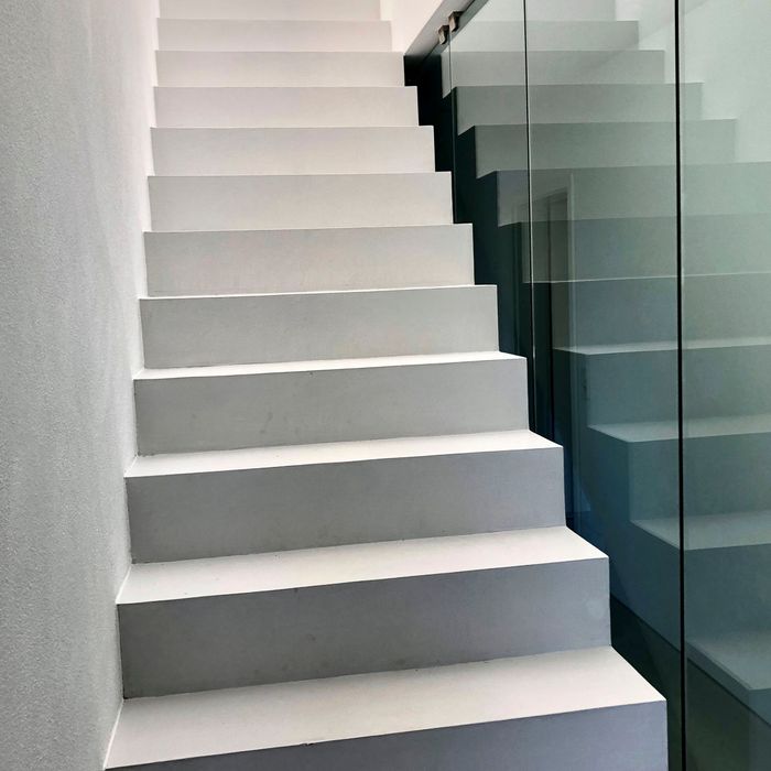Frisch gestrichene Betontreppe 