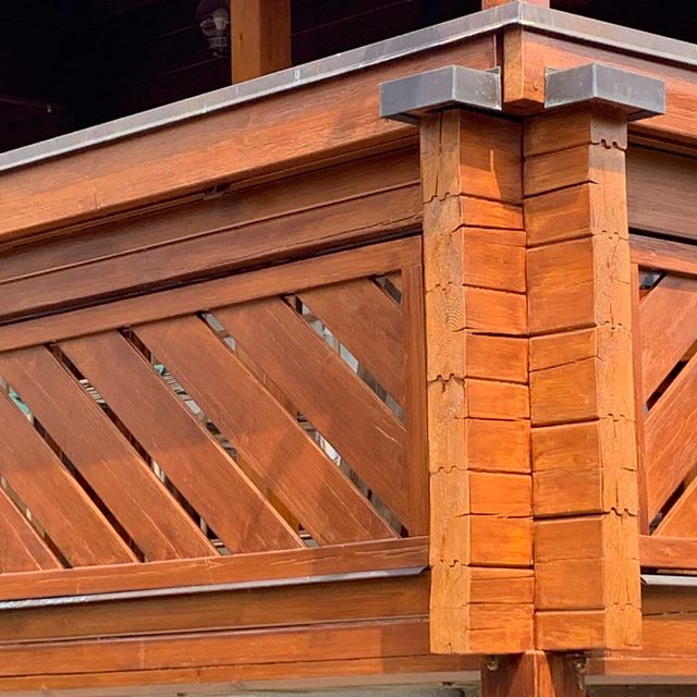 Fassadenanstrich bei einem Holzhaus