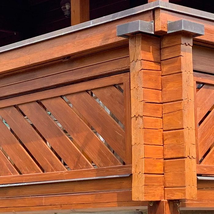 Fassadenanstrich bei einem Holzhaus