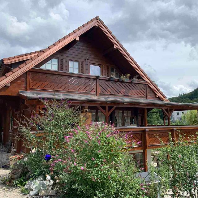 Fassadenanstrich bei einem Holzhaus