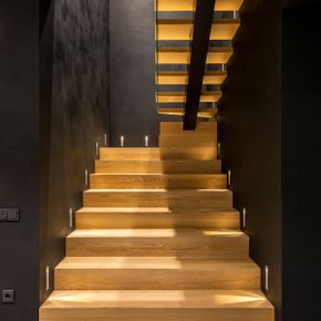 Treppenhaus mit modern verspachtelten Wänden