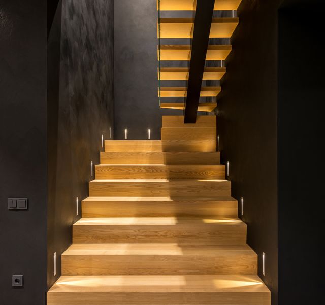 Treppenhaus mit modern verspachtelten Wänden