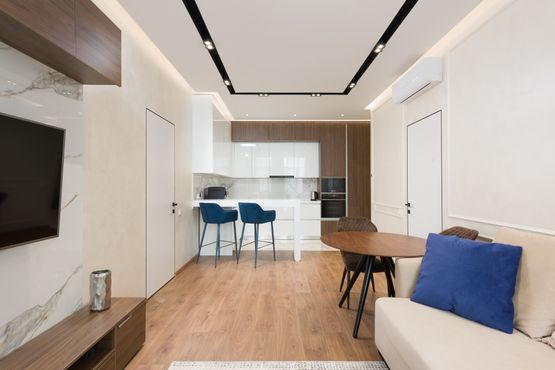 Designboden in einem mittelbraunen Holzdekor in einem Micro-Appartement 