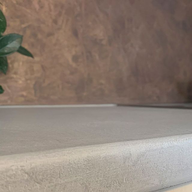 Kreativ gestaltete Wand mit moderner Wandbeschichtung