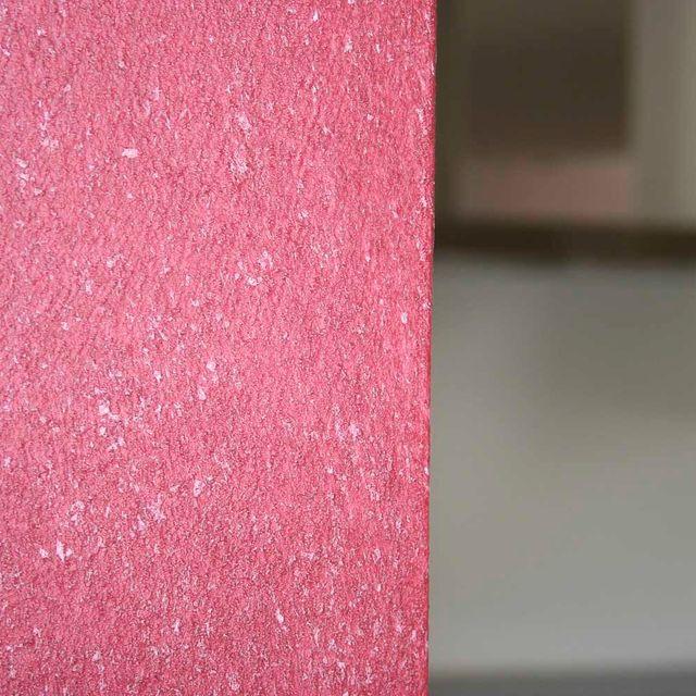 Kreativ gestaltete Wand mit moderner Wandbeschichtung