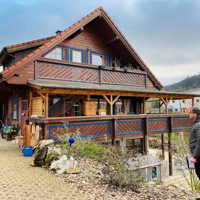 Fassadenanstrich bei einem Holzhaus