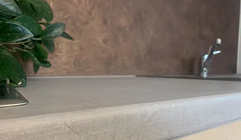 Eine Arbeitsplatte mit einer Wand mit Wandbeschichtung