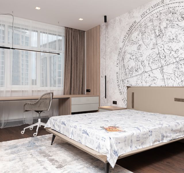 Mustertapete mit Wandbild in einem Schlafzimmer