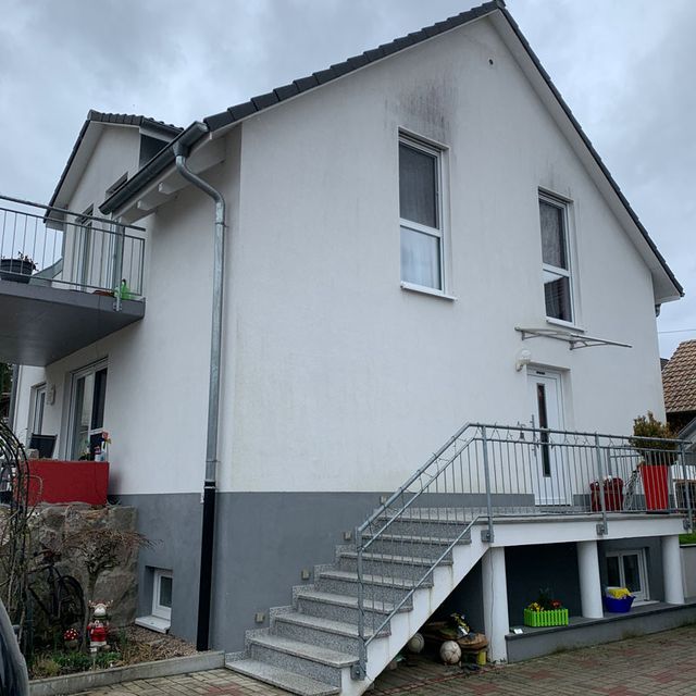 Fassadenanstrich Einfamilienhaus mit Funktionsfarbe