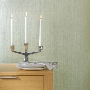Tisch vor einer Wand mit klassischer Vliestapete 