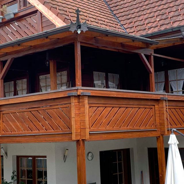 Fassadenanstrich bei einem Holzhaus