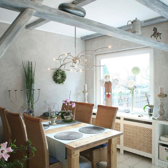 Saniertes Wohnzimmer mit Esstisch und Holzbalken