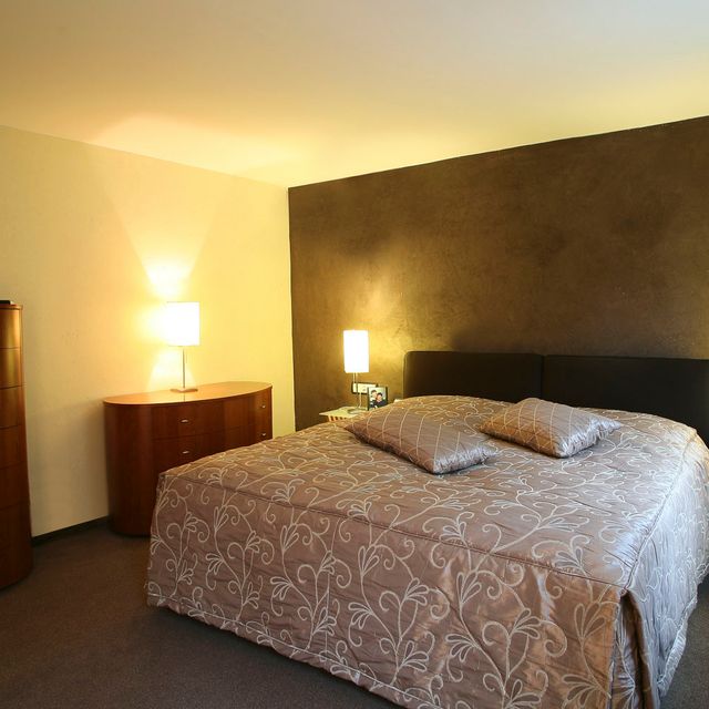 Saniertes Schlafzimmer mit kreativer Wandgestaltung