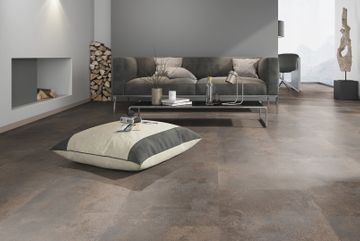 Graue Wand in einem Wohnzimmer mit Vinylboden in Steinoptik