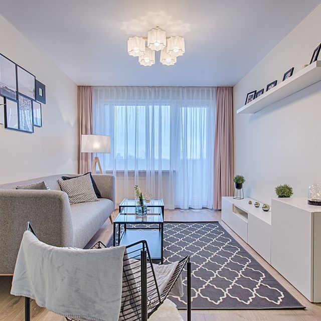 Puristisch modernisierter Wohnraum