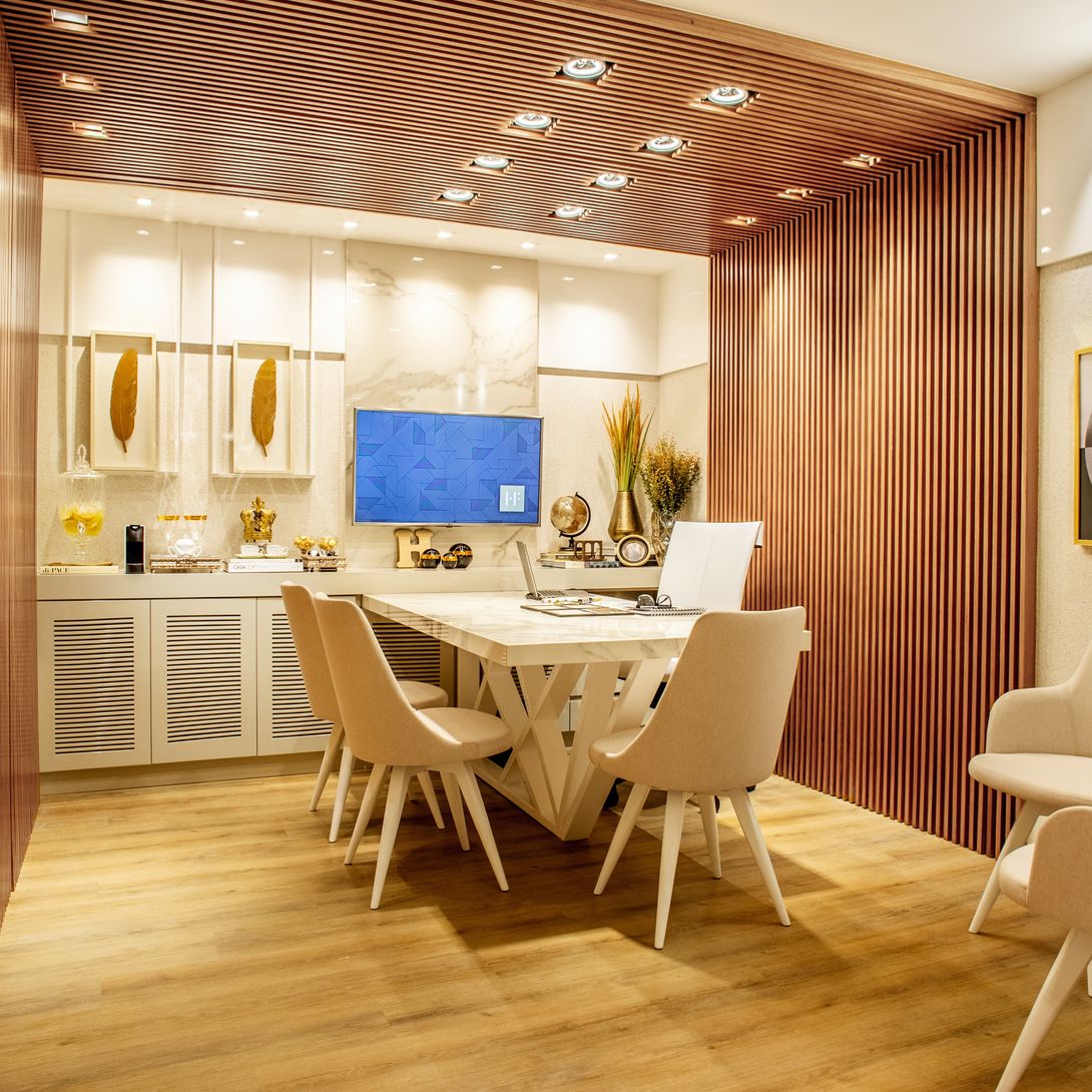 Modernes Esszimmer mit hellbraunem Vinylboden in Holzoptik und weißen Möbeln