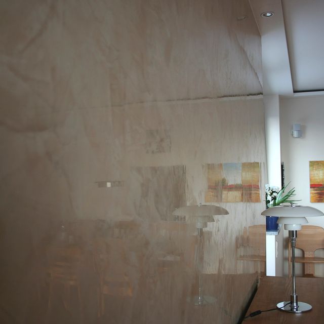 Kreativ gestaltete Wand mit moderner Wandbeschichtung