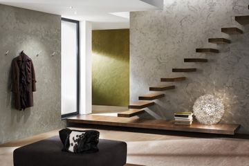 Treppe vor einer Wand mit aufwendiger Spachteltechnik
