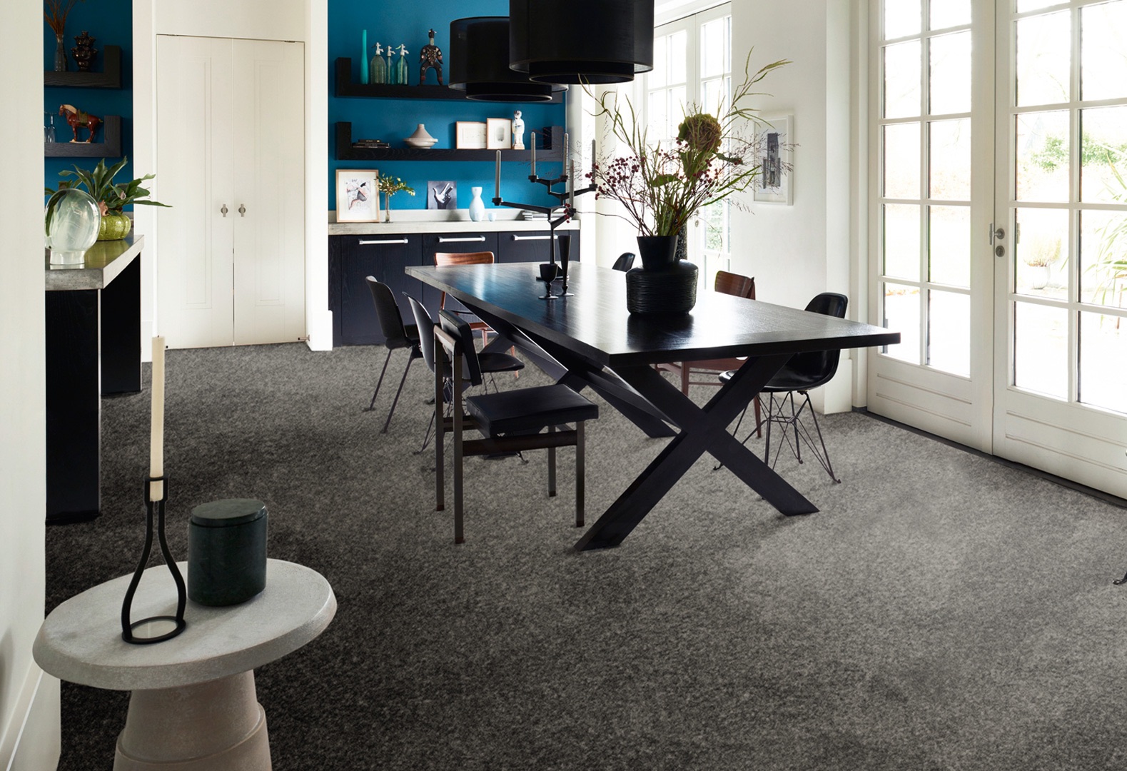 Grauer Teppichboden in einem modernen Esszimmer mit schwarzen Möbeln