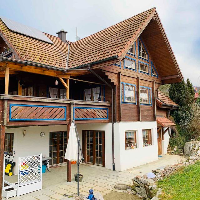 Fassadenanstrich bei einem Holzhaus