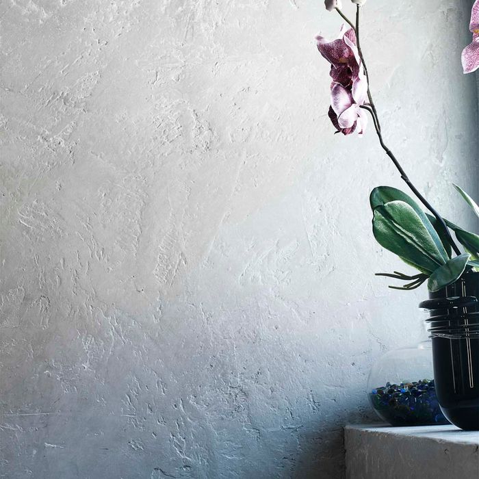 Kreativ gestaltete Wand mit moderner Wandbeschichtung