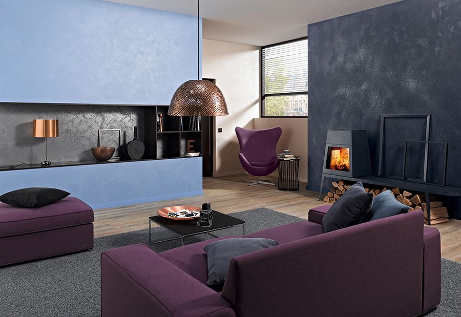 Wohnzimmer bekommt durch eine glatte Wand und eine tapezierte Wand mehr Dynamik