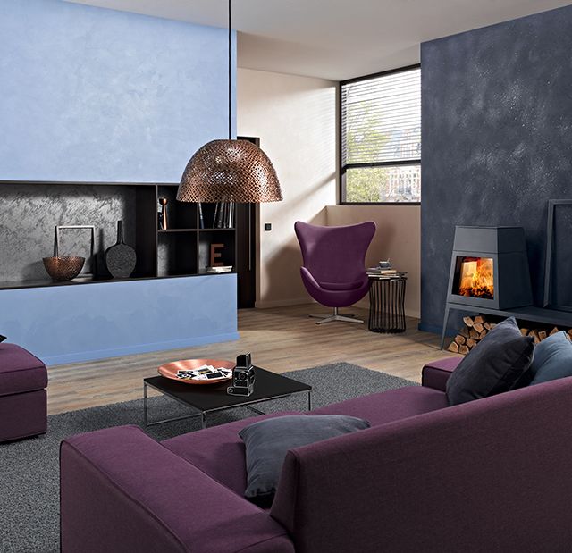 Wohnzimmer bekommt durch eine glatte Wand und eine tapezierte Wand mehr Dynamik