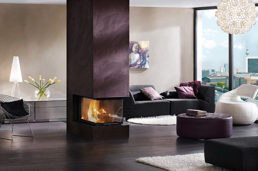 Kamin in einem Wohnzimmer ist mit einer besonderen Spachteltechnik gestaltet