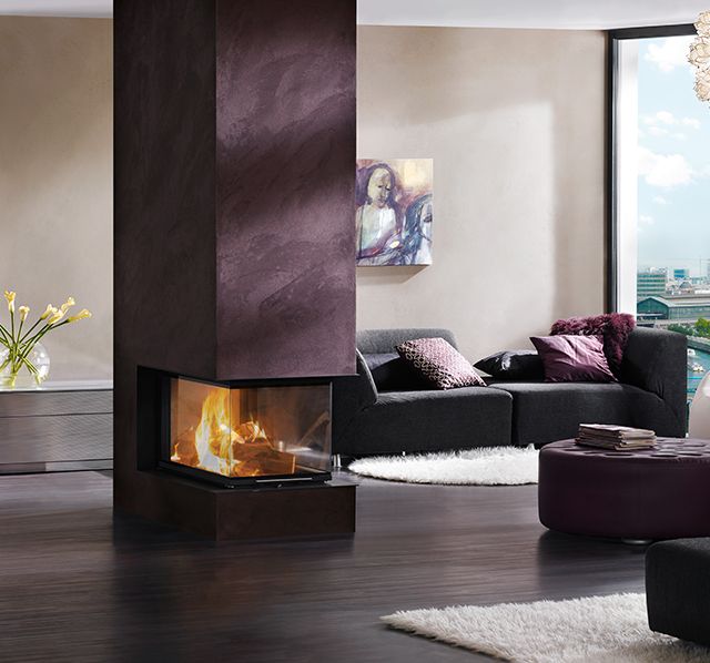 Kamin in einem Wohnzimmer ist mit einer besonderen Spachteltechnik gestaltet