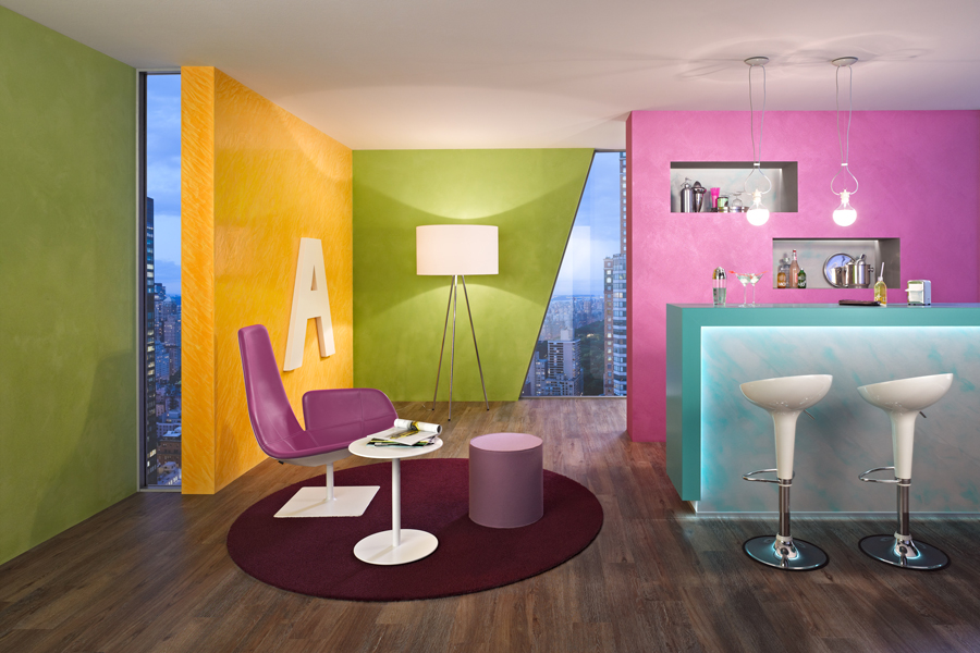 Wohnraum mit farbigen Wänden, die starke Kontraste bilden