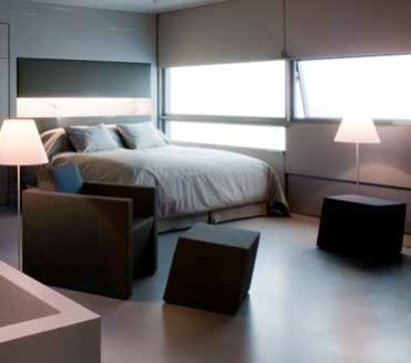 modernes Schlafzimmer mit Boxspringbett auf fugenlosem Boden
