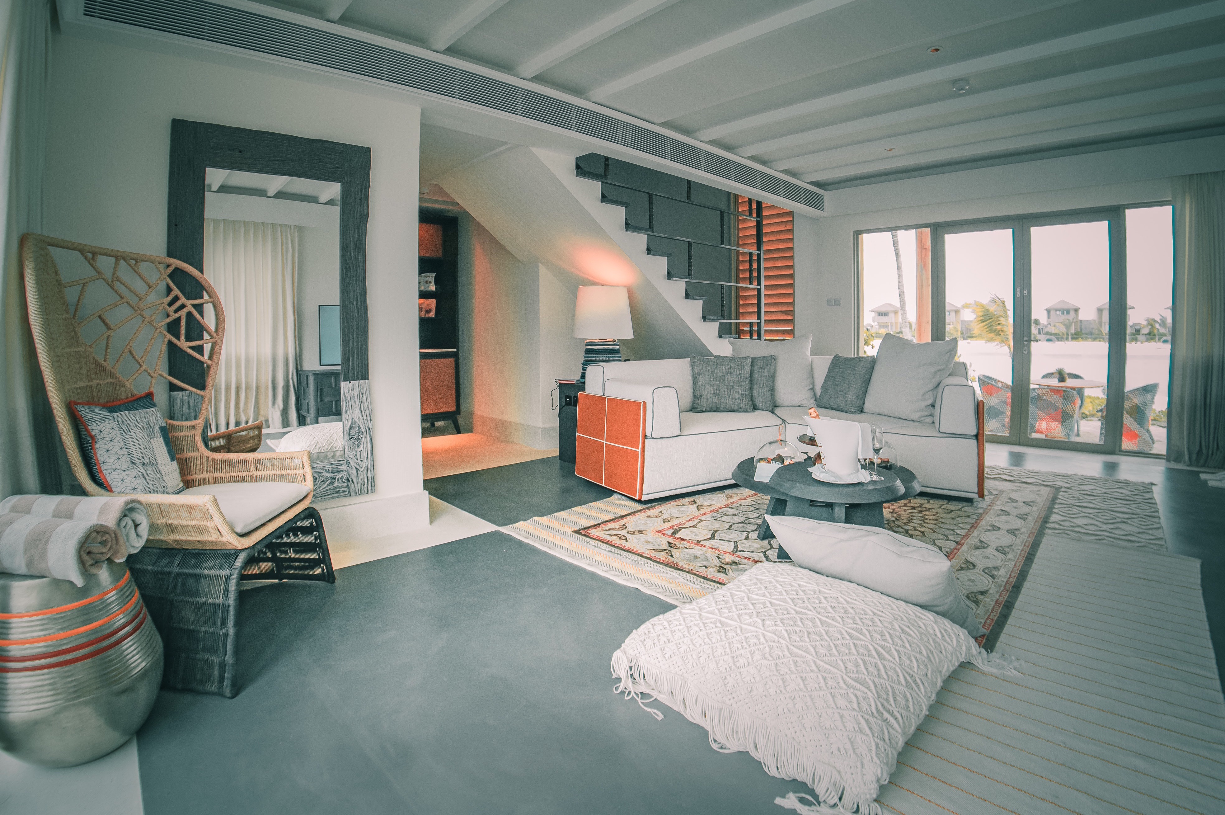 Fugenloser Boden in anthrazit in einem Wohnzimmer mit weißer Holzdecke